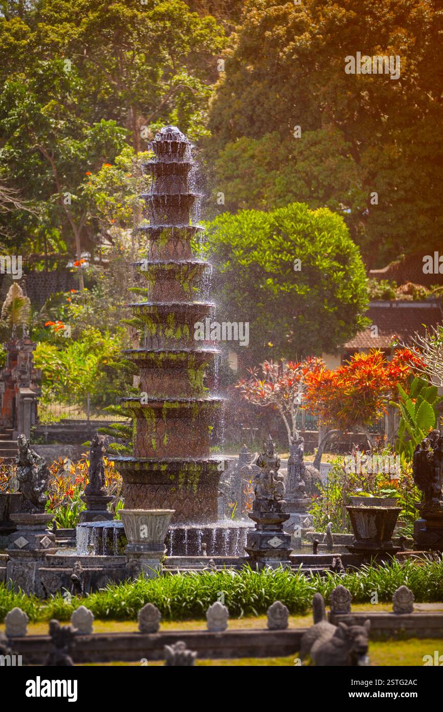 Intricata fontana decorativa a Tirta Gangga in Indonesia Foto Stock