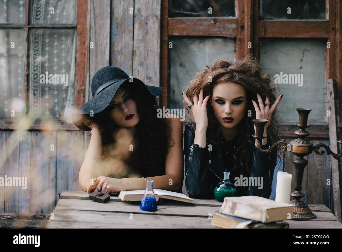 Due streghe vintage eseguire rituali magici Foto Stock