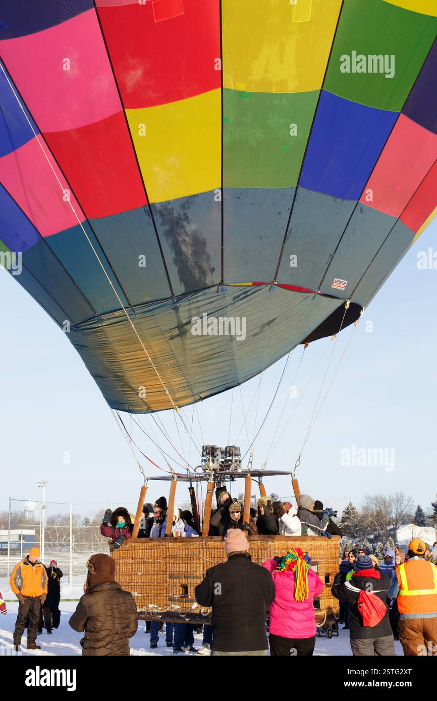 Mongolfiera che si prepara a salire in occasione di un festival invernale ad Hudson, Wisconsin, Stati Uniti. Foto Stock