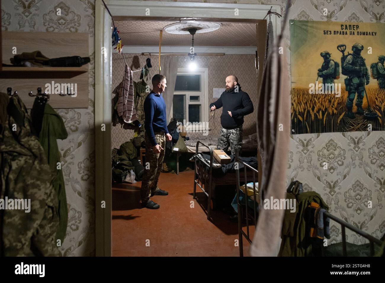 Ucraina. 21 dicembre 2024. I membri di una brigata Ucraina di droni sono visti riposare in un'appropriazione di alloggi civili. La guerra tra Ucraina e Russia ha dimostrato quanto i droni economici e sacrificabili, come il kamikaze o i modelli che lanciano bombe, stiano rimodellando la guerra. Questi droni consentono attacchi precisi e a basso costo e si sono dimostrati estremamente efficaci nell'interrompere le operazioni nemiche. Di conseguenza, stanno cambiando le strategie militari, segnalando un futuro in cui i droni svolgono un ruolo centrale nel combattimento, riducendo la dipendenza dalle armi tradizionali e costose. (Immagine di credito: © Miguel candela/SOPA Images via Foto Stock