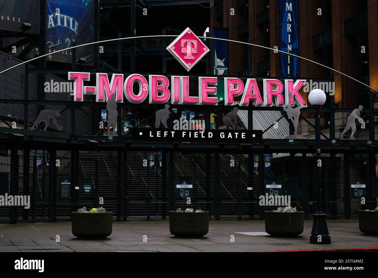Seattle - 16 febbraio 2025 cartello sponsorizzato dello stadio Pink T Mobile Park al Left Field Gate; Foto Stock