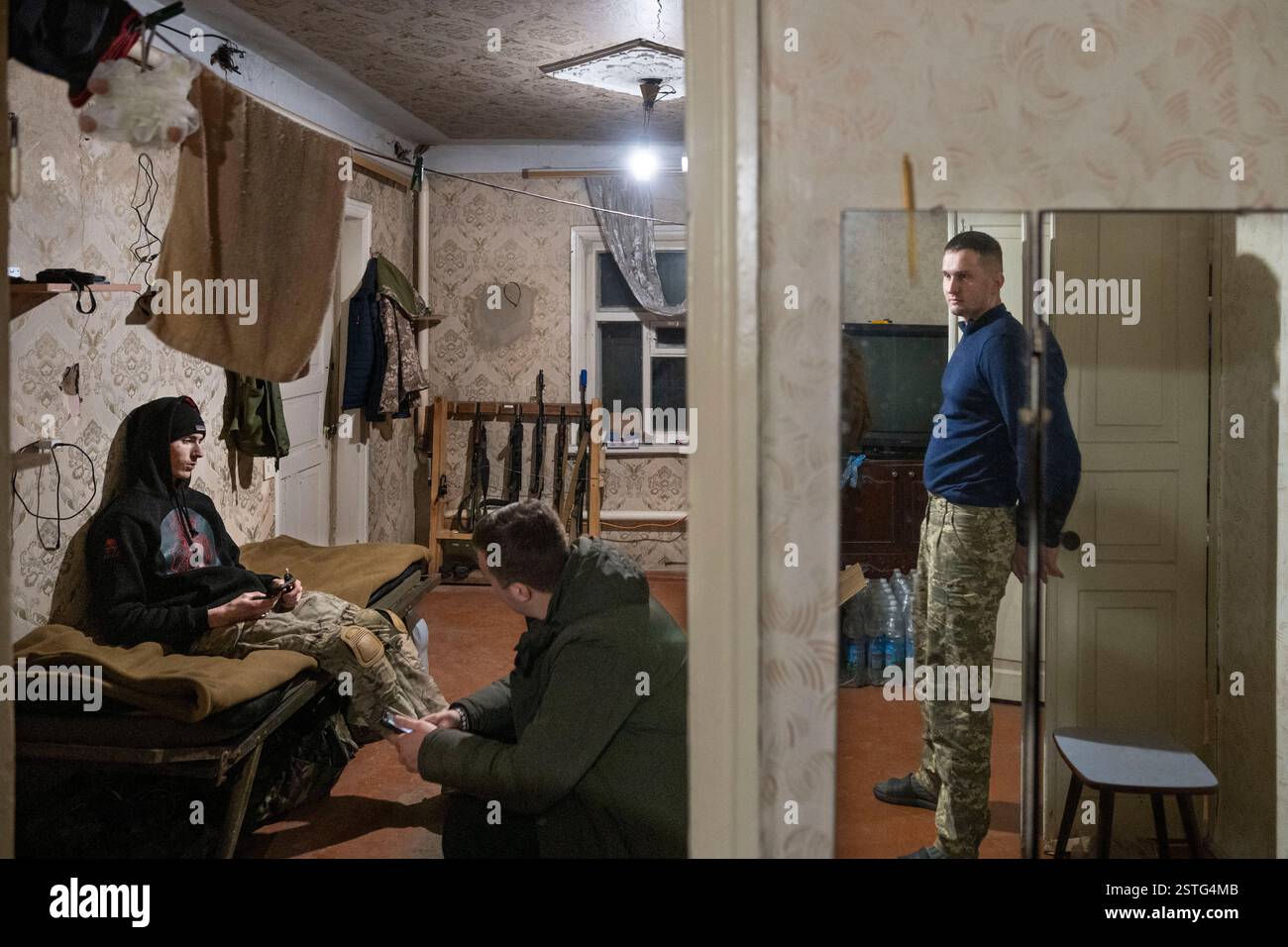 Ucraina. 21 dicembre 2024. I membri di una brigata Ucraina di droni sono visti riposare in un'appropriazione di alloggi civili. La guerra tra Ucraina e Russia ha dimostrato quanto i droni economici e sacrificabili, come il kamikaze o i modelli che lanciano bombe, stiano rimodellando la guerra. Questi droni consentono attacchi precisi e a basso costo e si sono dimostrati estremamente efficaci nell'interrompere le operazioni nemiche. Di conseguenza, stanno cambiando le strategie militari, segnalando un futuro in cui i droni svolgono un ruolo centrale nel combattimento, riducendo la dipendenza dalle armi tradizionali e costose. (Immagine di credito: © Miguel candela/SOPA Images via Foto Stock