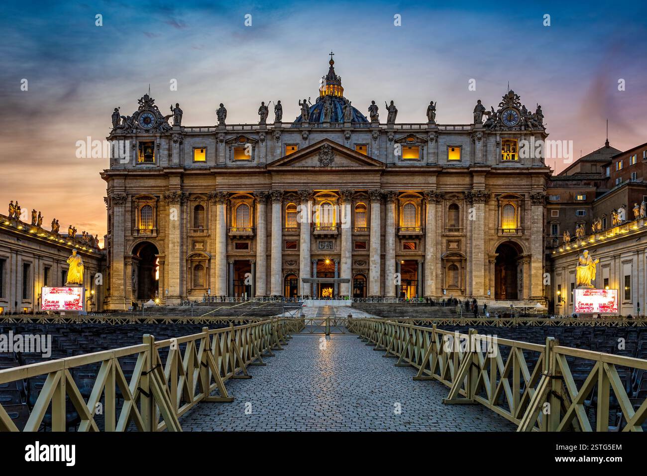 La basilica papale di San Pietro al tramonto su un cielo spettacolare. Foto scattata il 13 febbraio 2025 a Roma, città del Vaticano, Italia. Foto Stock