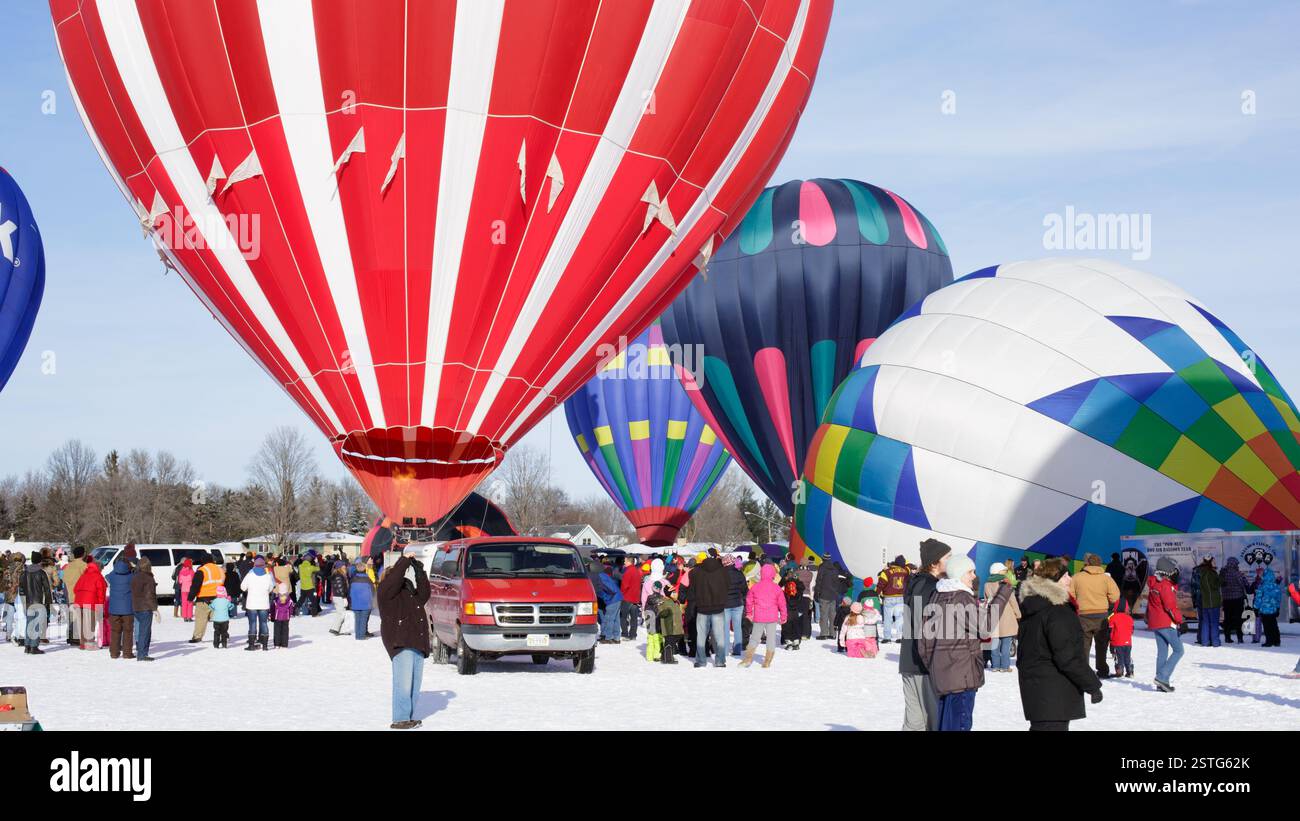 Mongolfiere in occasione di un festival invernale ad Hudson, Wisconsin, Stati Uniti. Foto Stock