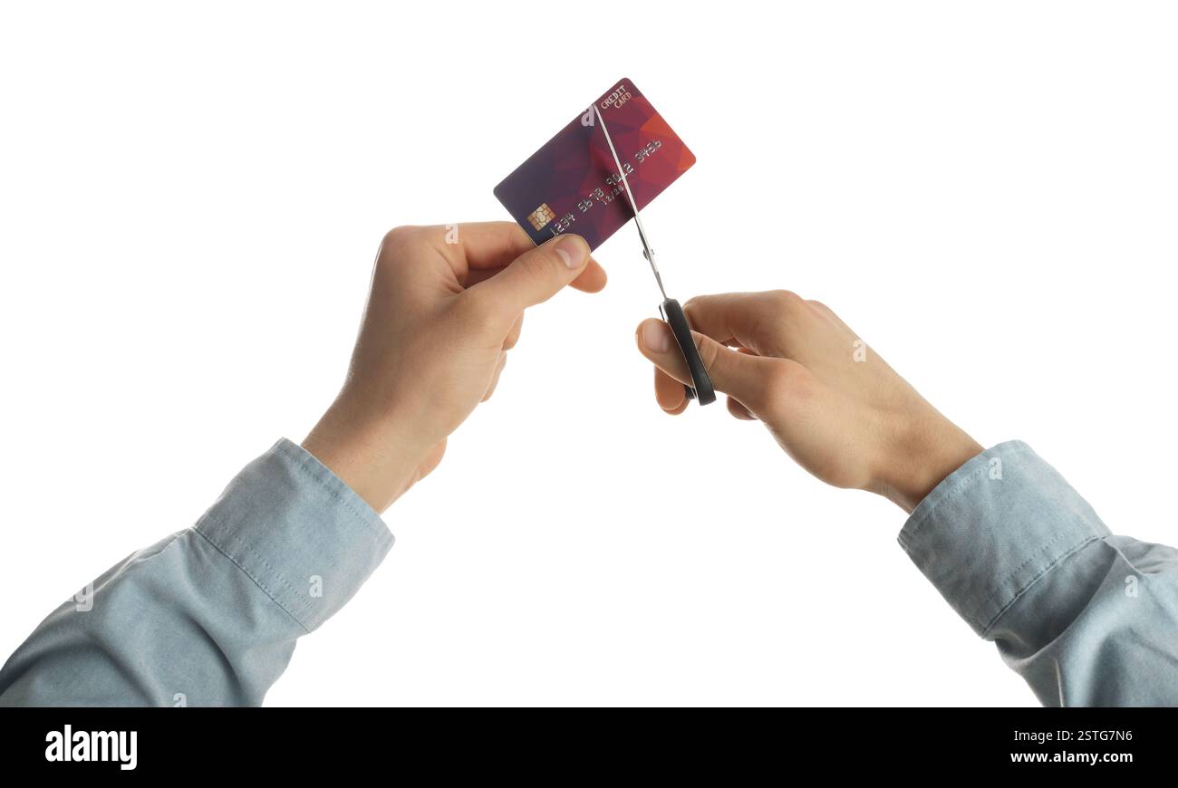 Donna che taglia la carta di credito su sfondo bianco, primo piano Foto Stock