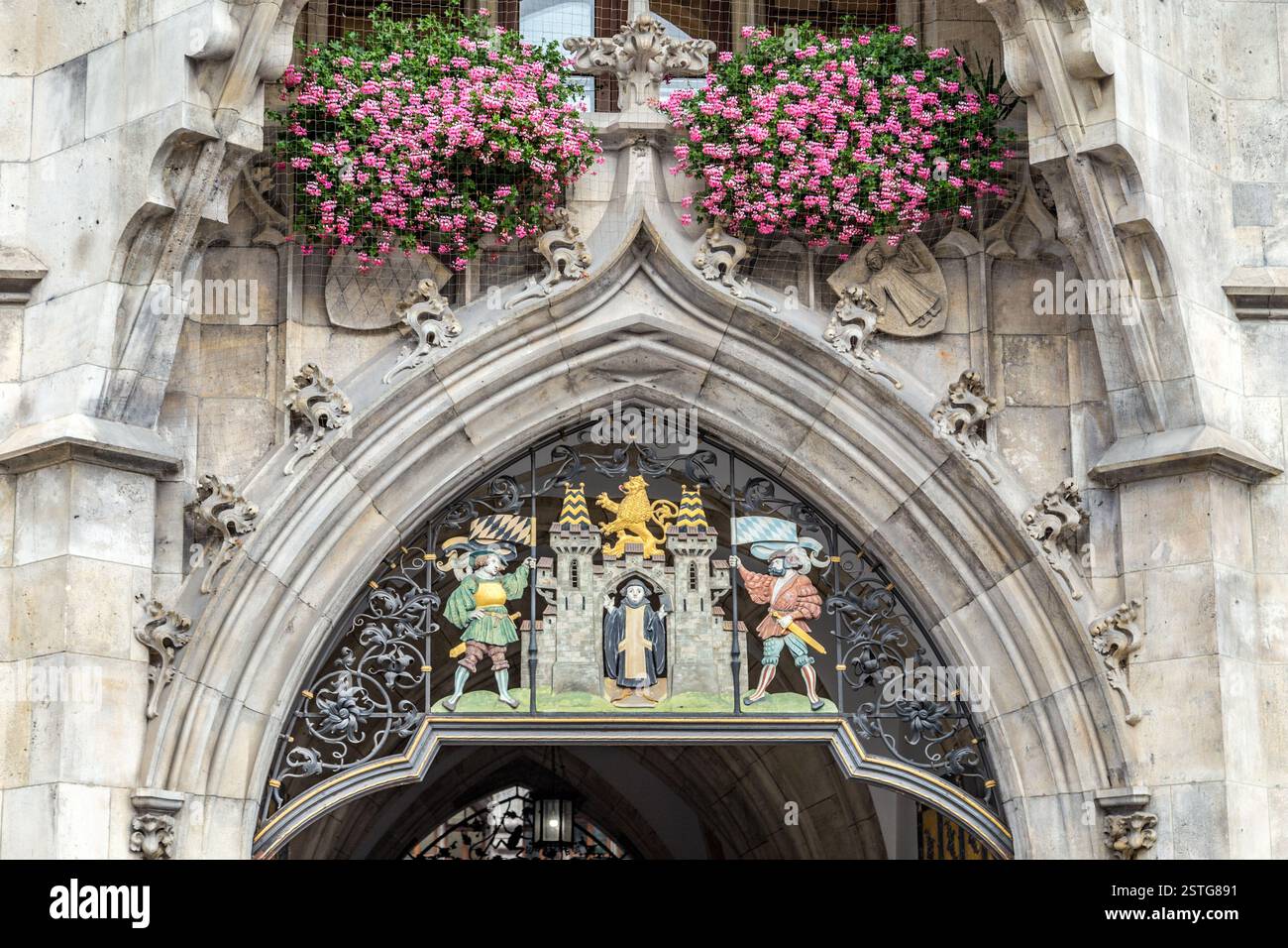 Stemma in cima all'ingresso principale del nuovo Municipio - Neues Rathaus - Monaco di Baviera Foto Stock