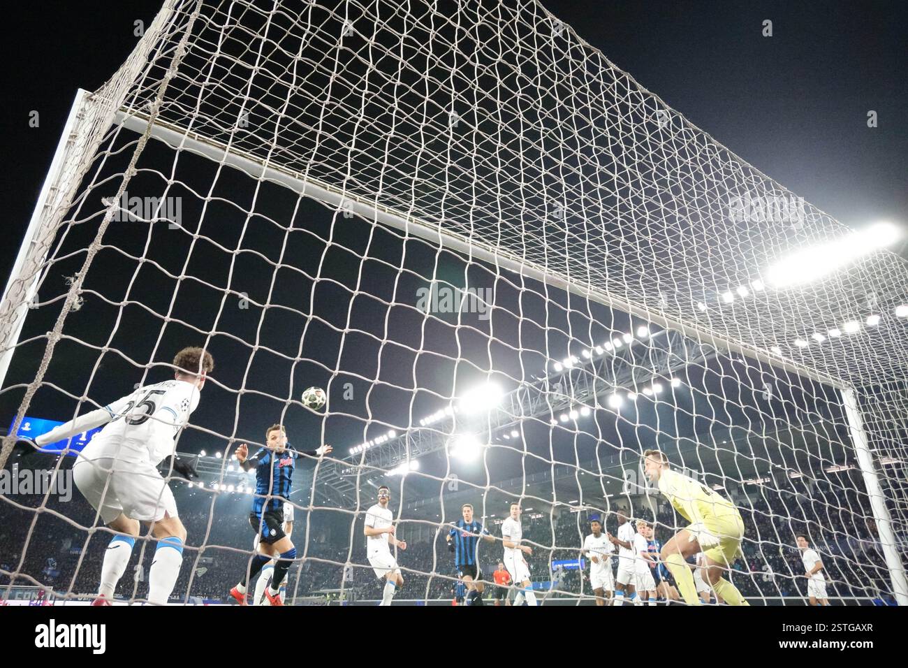 Bergamo, Italia. 18 febbraio 2025. Mateo Retegui dell'Atalanta BC 1907 in azione durante la partita di calcio play-off di UEFA Champions League 2024/2025 tra l'Atalanta BC e il Club Brugge VK allo stadio Gewiss il 18 febbraio 2025, Bergamo, Italia. Credito: Agenzia fotografica indipendente/Alamy Live News Foto Stock