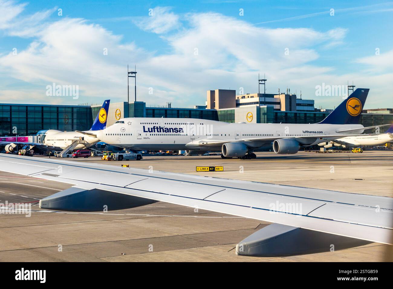 Francoforte, Germania - 20 marzo 2014: Jumbo B747 passa davanti al terminal A dell'aeroporto internazionale di Francoforte visto da altri aerei. Foto Stock