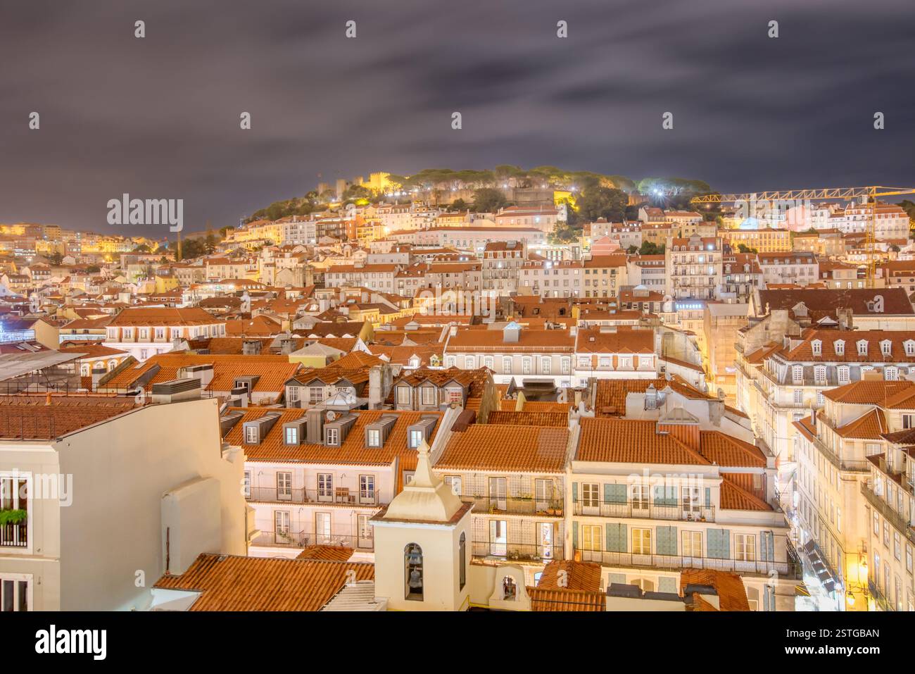 Skyline della città di Lisbona, Portogallo di notte Foto Stock