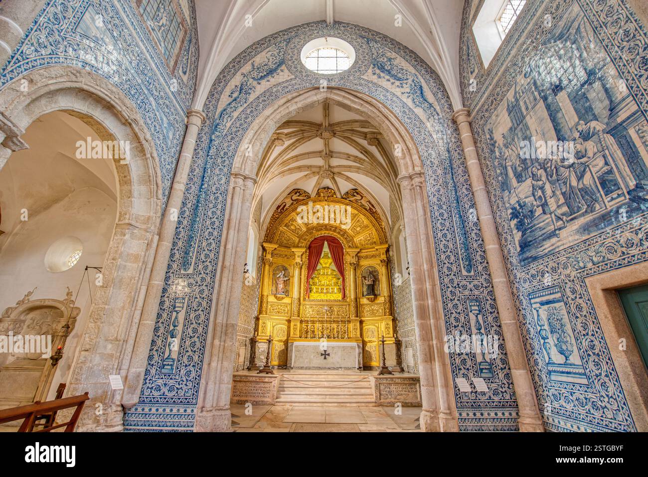 Evora, Portogallo - 5 settembre 2023: Interno dell'Igreja de Sao Joao Evangelista a Evora, Portogallo. La storica chiesa del XV secolo è un UNECO W. Foto Stock