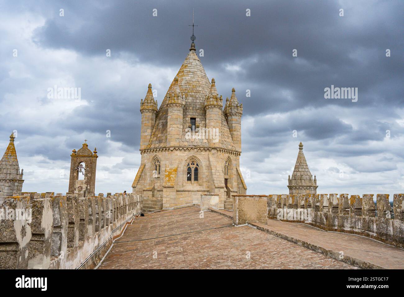 Evora, Portogallo - 5 settembre 2023: Facciata esterna della cattedrale di Ervora a Evora, Portogallo. La cattedrale è stata dichiarata patrimonio dell'umanità dell'UNESCO Foto Stock