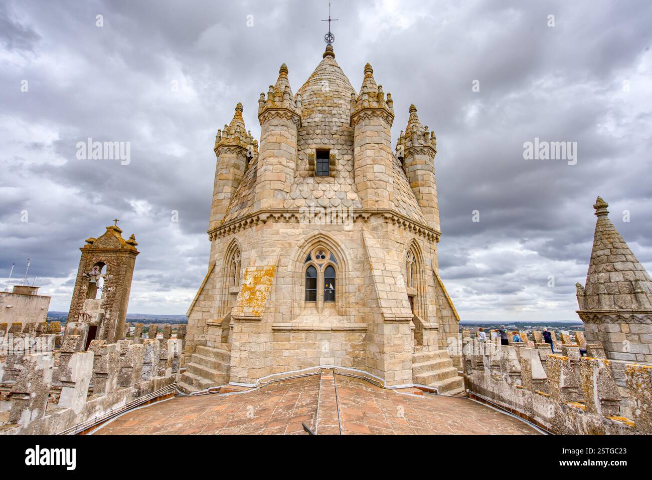 Evora, Portogallo - 5 settembre 2023: Facciata esterna della cattedrale di Ervora a Evora, Portogallo. La cattedrale è stata dichiarata patrimonio dell'umanità dell'UNESCO Foto Stock