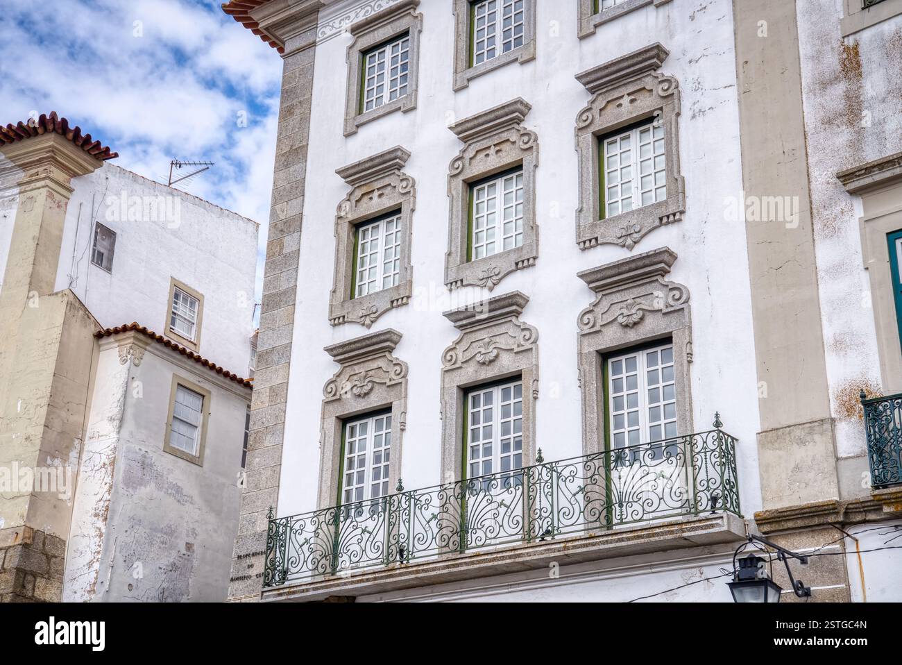 Evora, Portogallo - 5 settembre 2023: Splendida architettura storica delle facciate dell'edificio lungo Proco do Giraldo o piazza Giraldo a Evora, Portug Foto Stock