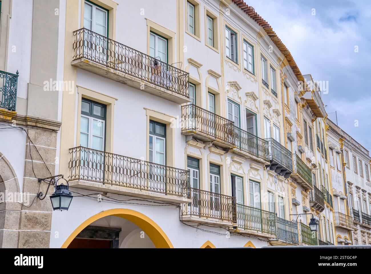 Evora, Portogallo - 5 settembre 2023: Splendida architettura storica delle facciate dell'edificio lungo Proco do Giraldo o piazza Giraldo a Evora, Portug Foto Stock
