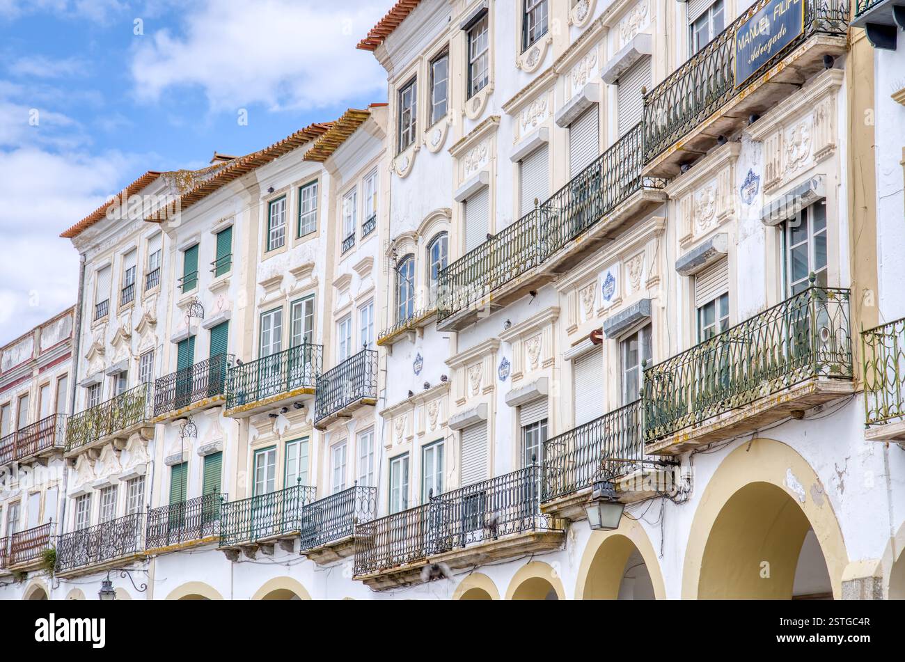 Evora, Portogallo - 5 settembre 2023: Splendida architettura storica delle facciate dell'edificio lungo Proco do Giraldo o piazza Giraldo a Evora, Portug Foto Stock
