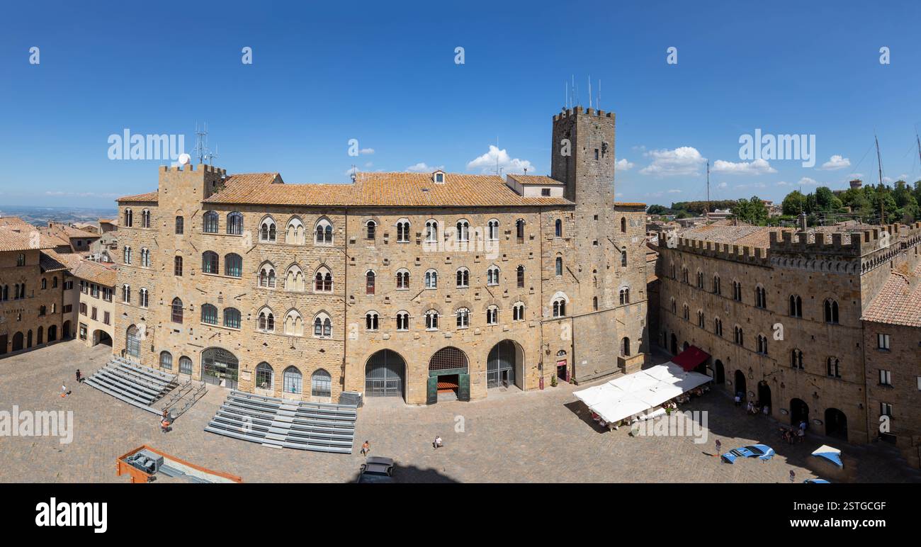 Volterra, Italia - 9 agosto 2019: Vista dal palazzo alla storica piazza medievale del mercato centrale Piazza dei Priori a Volterra. Foto Stock