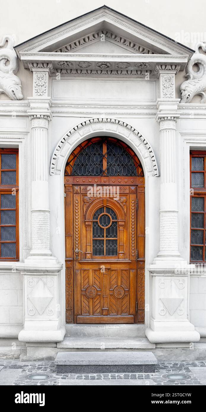 Porta in legno di stile medievale Foto Stock