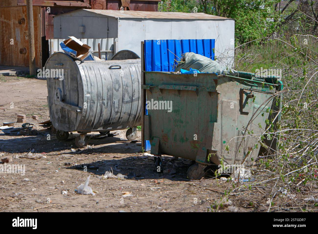 Lattine di spazzatura della città nella zona della baraccopoli Foto Stock