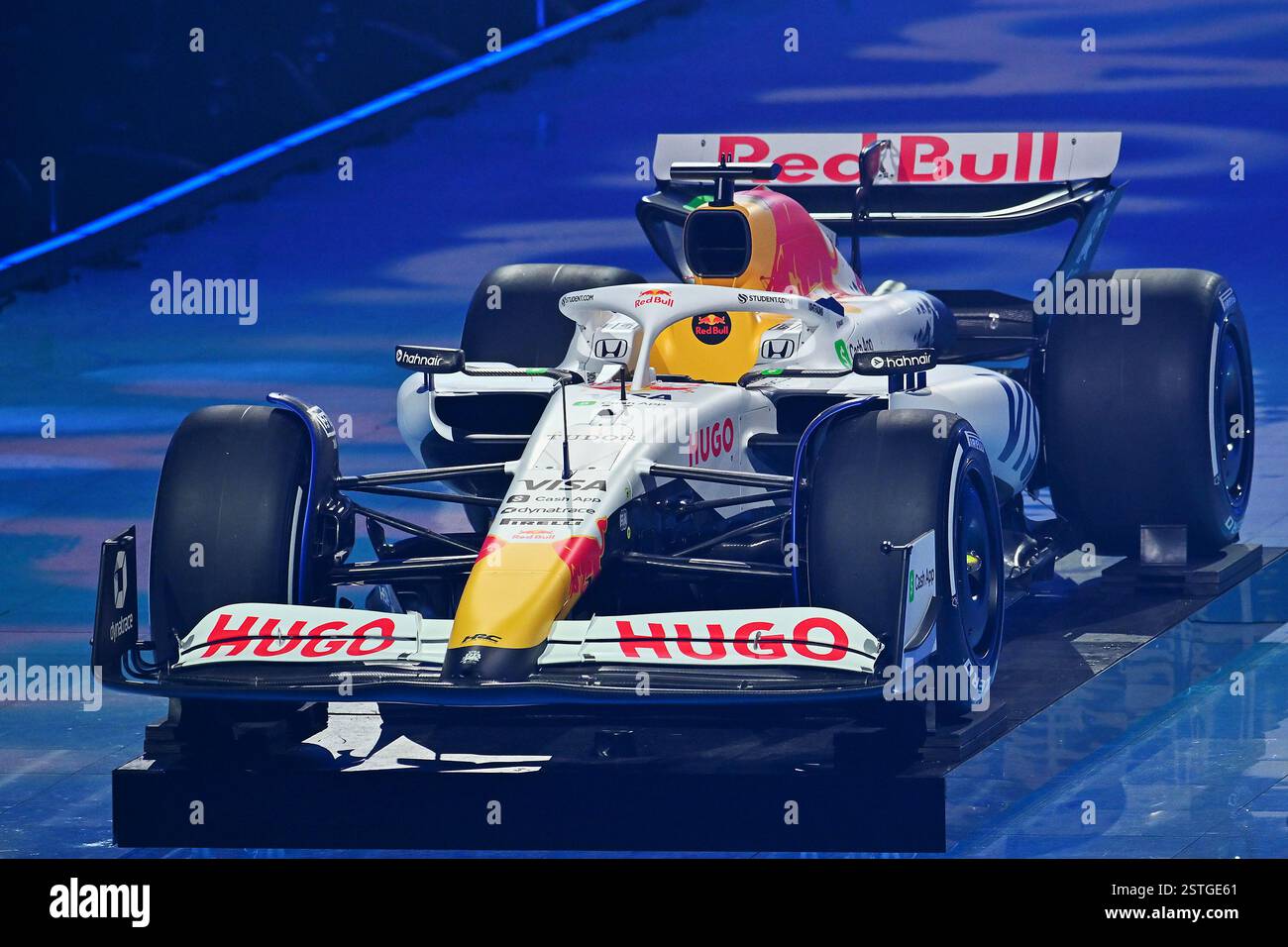Londra, Regno Unito. 18 febbraio 2025. LONDRA, INGHILTERRA - 18 FEBBRAIO: L'app Visa Cash RB Formula One Team RB02 auto livrea durante F1 75 Live alla O2 Arena il 18 febbraio 2025 a Londra, Regno Unito. (Foto di Vince Mignott/MB Media) credito: MB Media Solutions/Alamy Live News Foto Stock