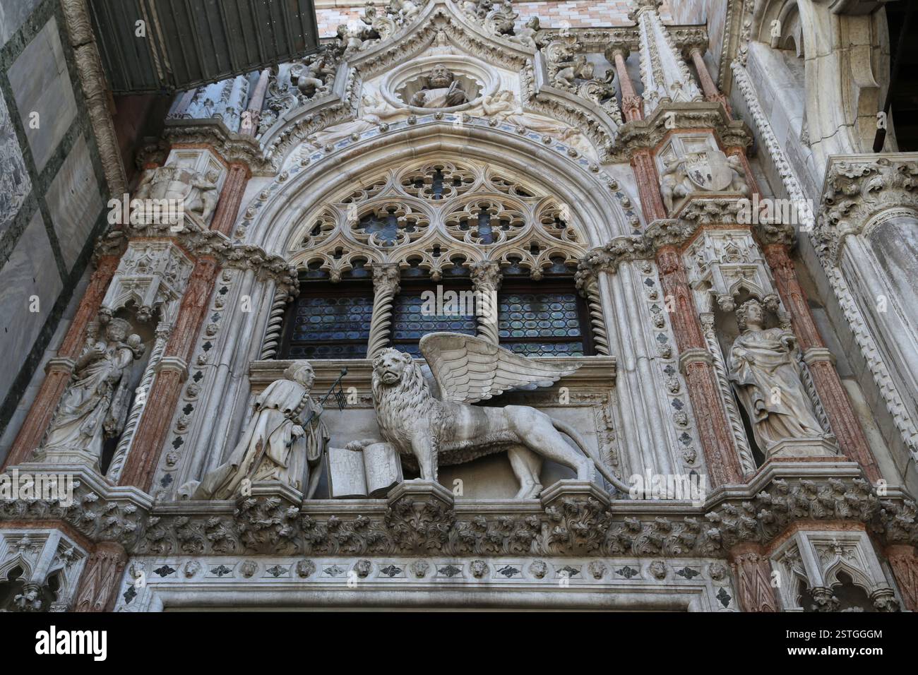 Italia. Venezia. Porta della carta del Palazzo Ducale. Dux Francesco Foscari con leone di san Marco. Foto Stock