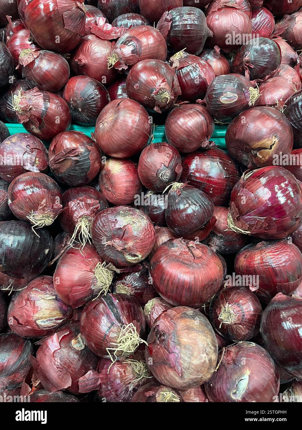 Cipolle rosse (turco: Kirmizi Sogan) su un banco di supermercato. Foto Stock