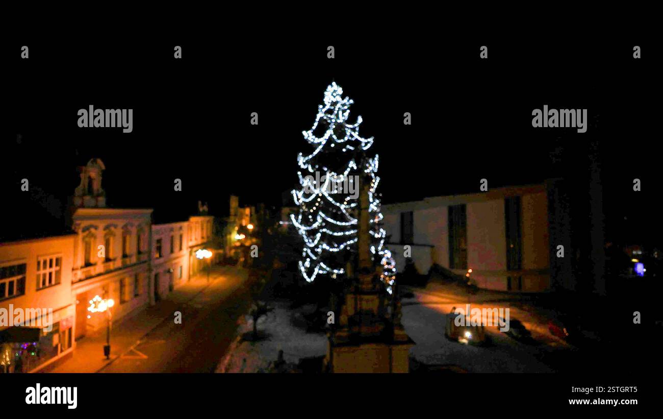 Albero di Natale illuminato. Coltivare un albero di Natale illuminato fuori. Vista sfocata dell'albero di Natale Foto Stock