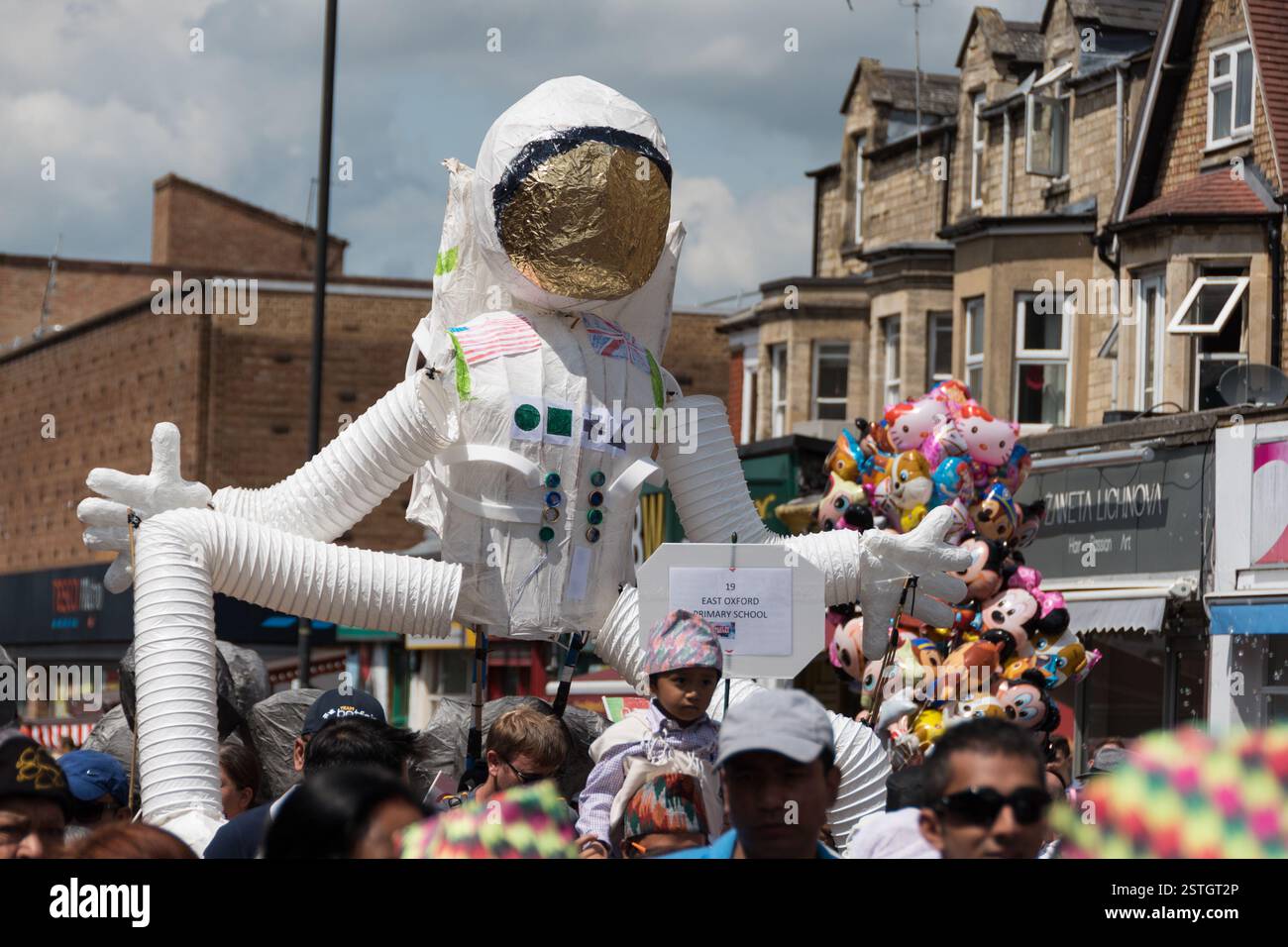 Artisti al Cowley Road Carnival nel 2019, Oxford, Regno Unito Foto Stock