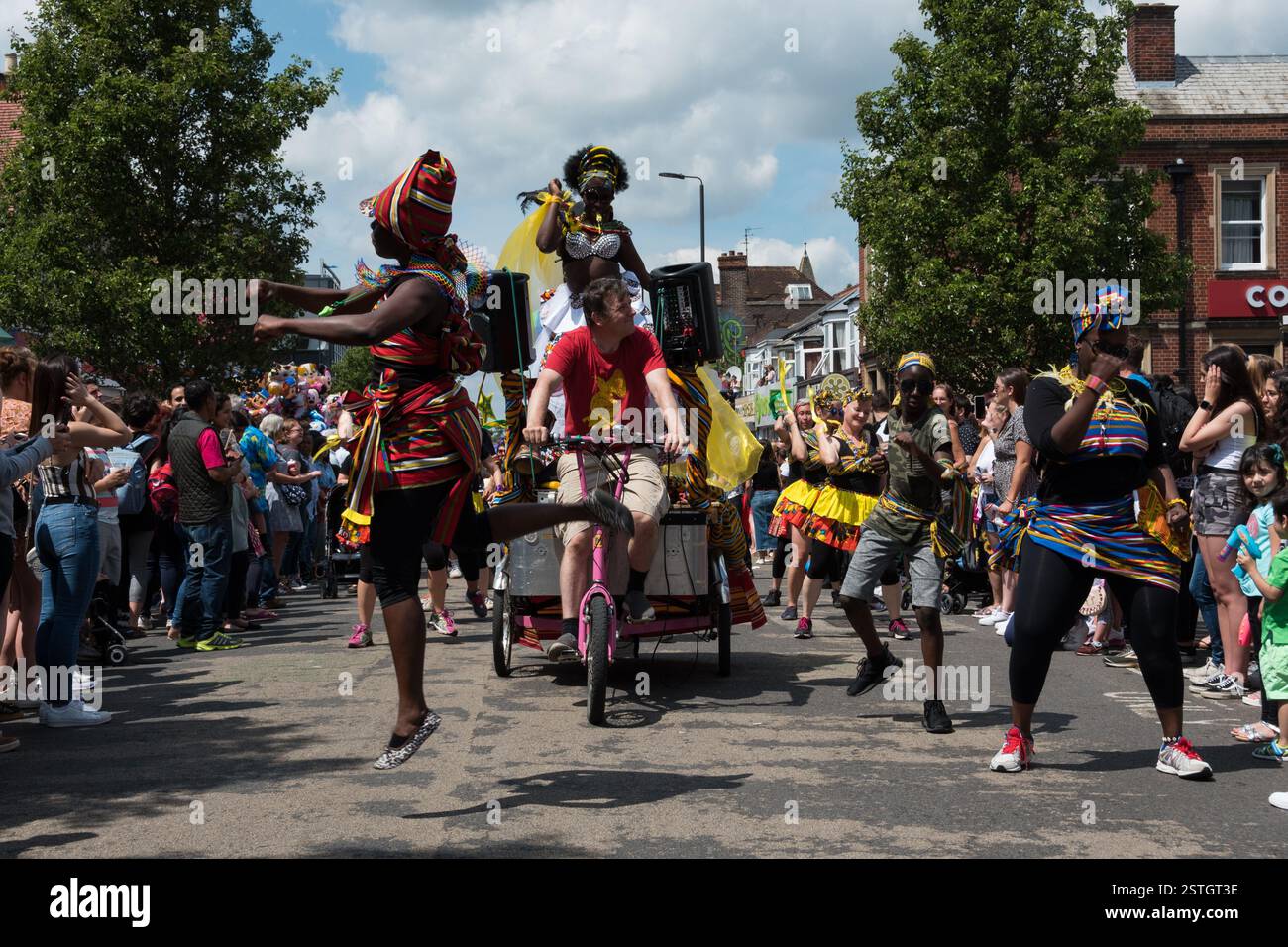 Artisti al Cowley Road Carnival nel 2019, Oxford, Regno Unito Foto Stock