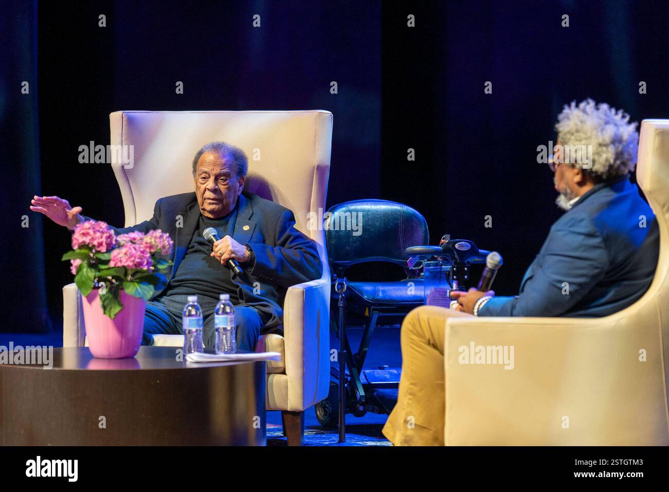 Lawrenceville, Georgia, Stati Uniti. 17 febbraio 2025. Andrew Young, ex ambasciatore alle Nazioni Unite e stretto confidente di Martin Luther King Jr., parla con la giornalista Erne Suggs di Atlanta Journal-Constitution alla Many Lives of Andrew Young, una mostra avvincente che onora l'eredità del leader dei diritti civili al Lawrenceville Arts Center. Foto Stock
