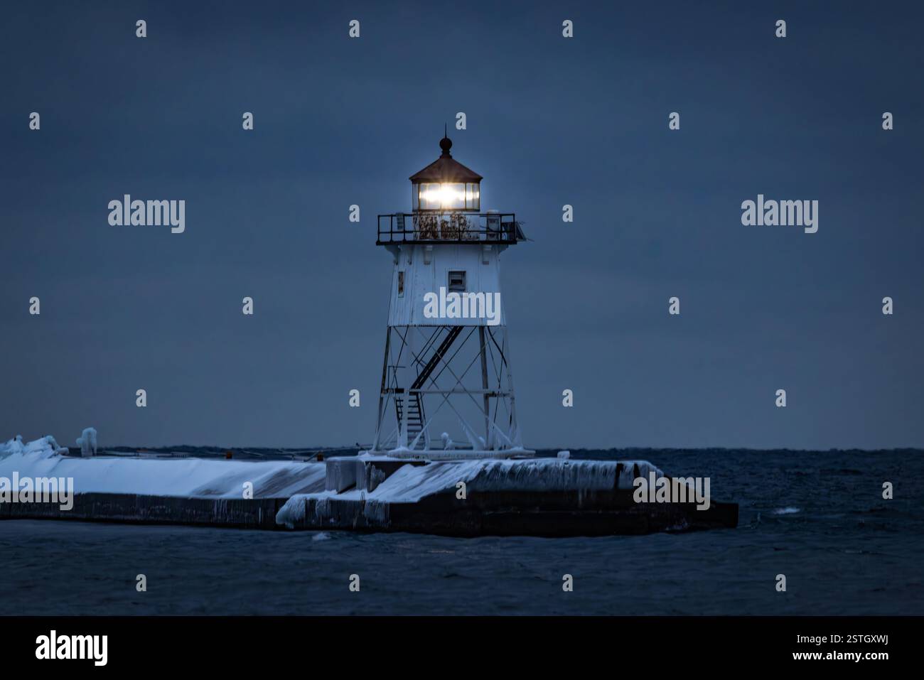 Faro del lago Superior a Grand Marais Minnesota durante l'ora blu mattutina in una fredda giornata invernale Foto Stock