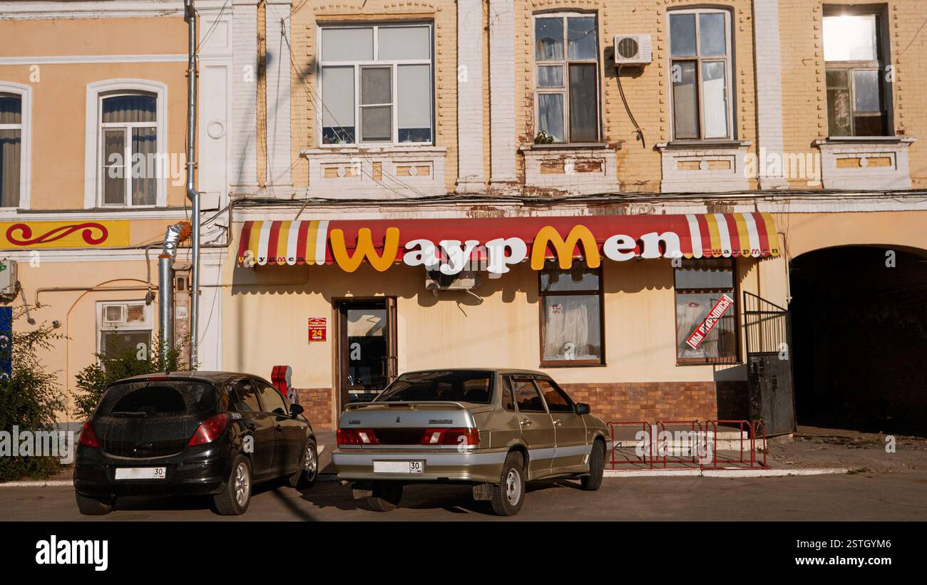 Astrakhan, Russia, 24 maggio 2016: Brand Mimicry. Fast food locale che utilizza il rinomato M of McDonald's nel marchio. McDonald' Foto Stock