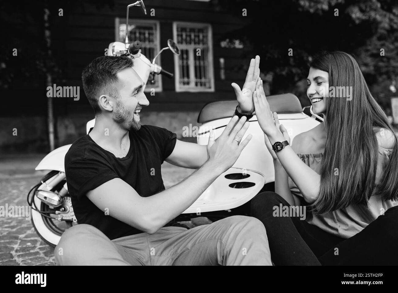 Carino coppia con i loro scooter divertirsi Foto Stock