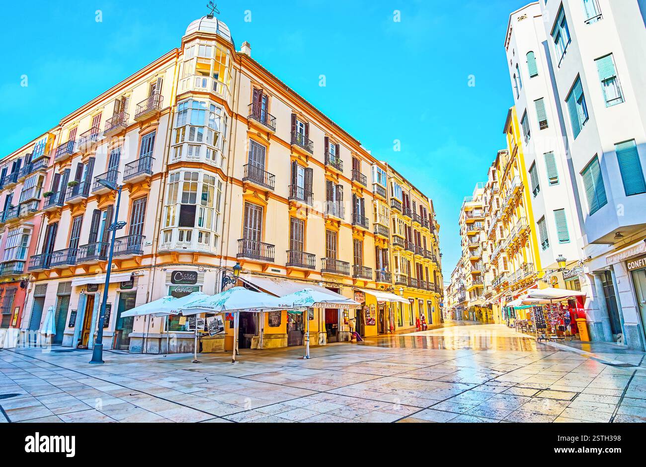 MALAGA, SPAGNA - 26 SETTEMBRE 2019: Negozi e caffetterie di Calle Cister, situato nel centro storico e famoso per la sua architettura classica, il 26 settembre Foto Stock