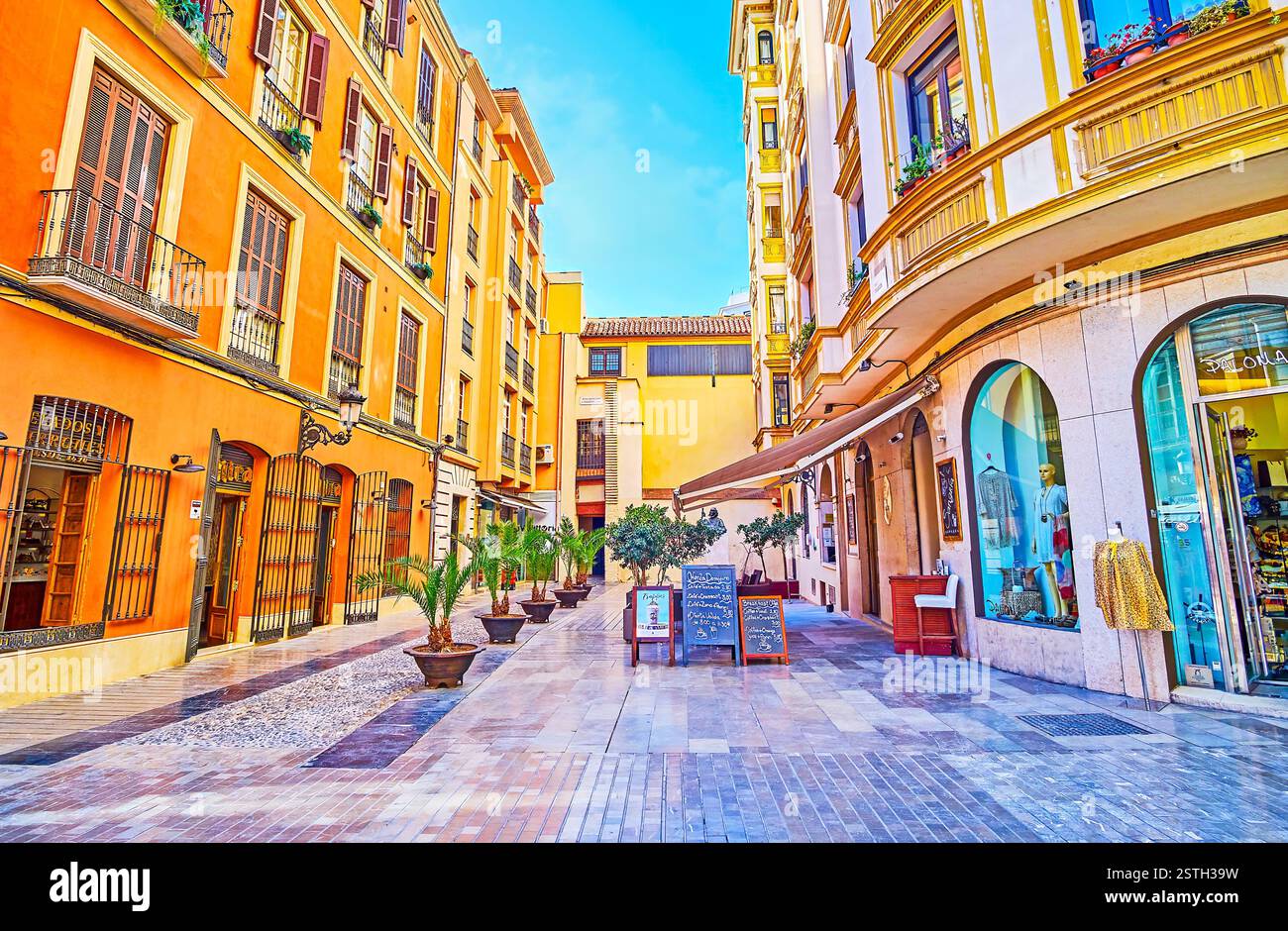 MALAGA, Spagna - 26 settembre 2019: La scenic vie nella città vecchia con vetrine di boutique, piccolo patio del ristorante e il flamenco concert hall Foto Stock