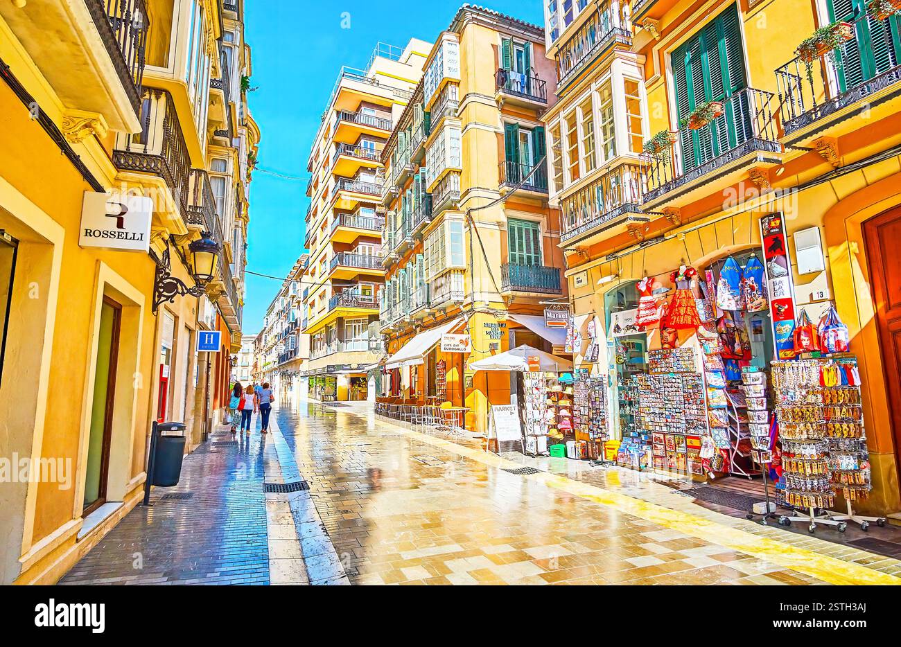 MALAGA, SPAGNA - 26 SETTEMBRE 2019: La storica Calle Cister (strada) è costeggiata da negozi, caffetterie e bancarelle di souvenir, il 26 settembre a Malaga, Spagna Foto Stock