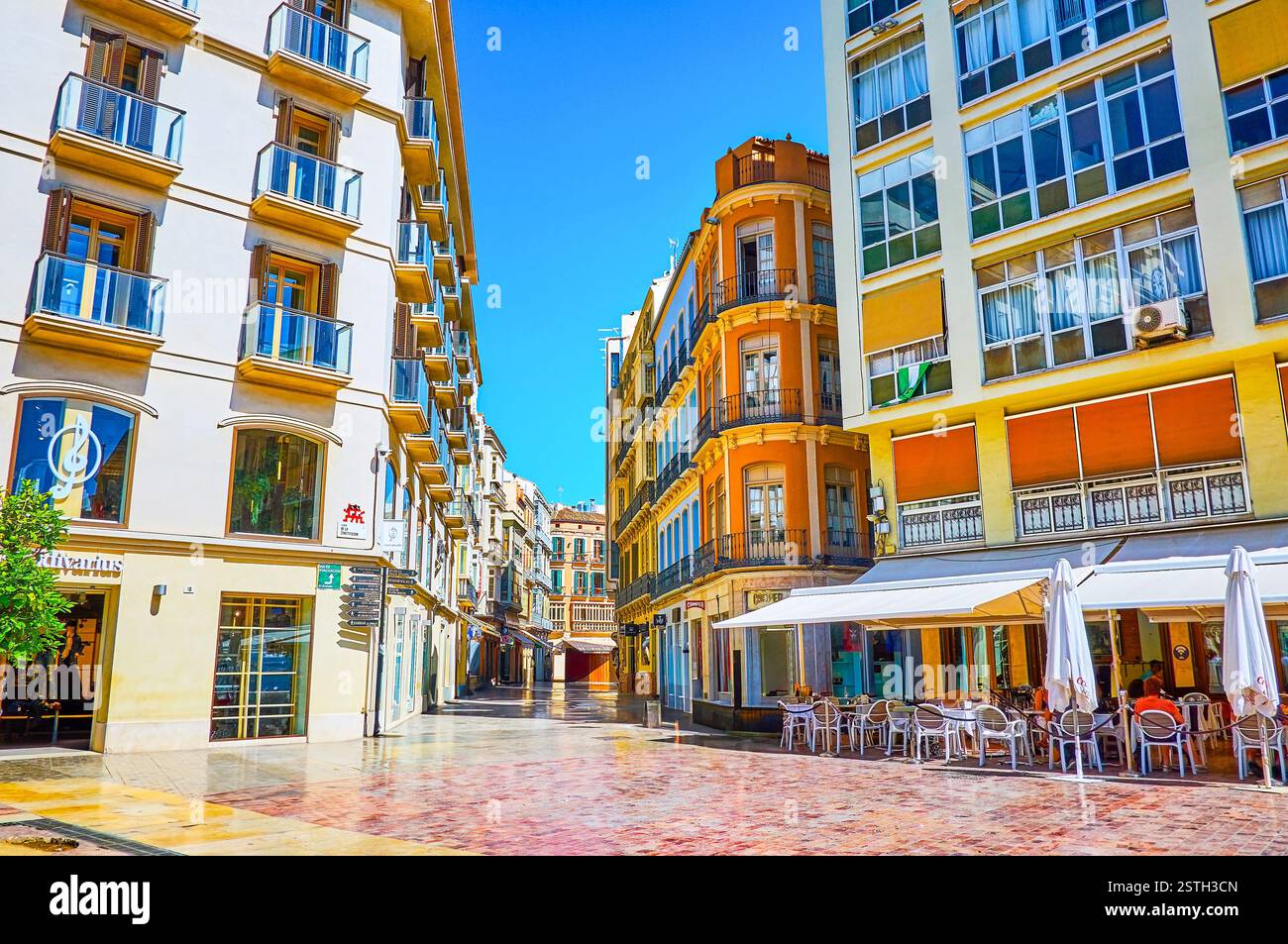 MALAGA, Spagna - 26 settembre 2019: Calle Granada e Piazza Costituzione vanta molti accoglienti caffetterie e ristoranti, attrae i visitatori con loc Foto Stock