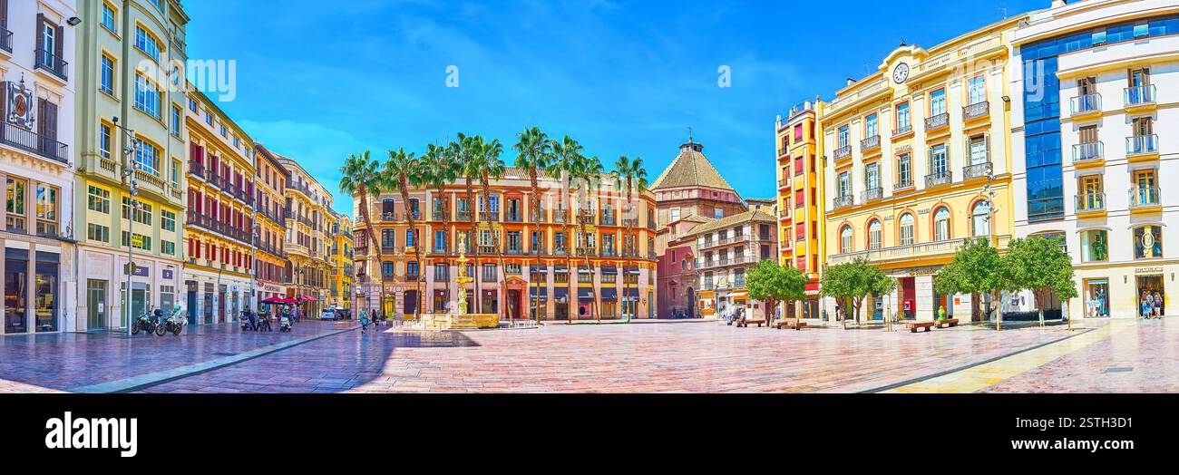 MALAGA, Spagna - 26 settembre 2019: Panorama di Piazza della Costituzione con negozi e caffetterie in edifici classici e scolpita in pietra Fontana di Genova in fro Foto Stock