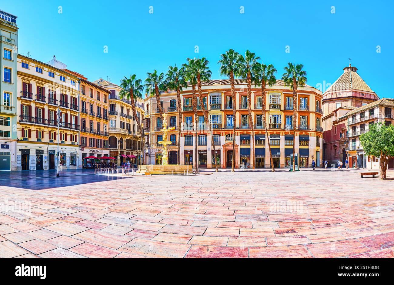 MALAGA, Spagna - 26 settembre 2019: architettura storica di Piazza della Costituzione, famosa per i negozi di moda, caffè, musei e ornato Fuente de gen. Foto Stock