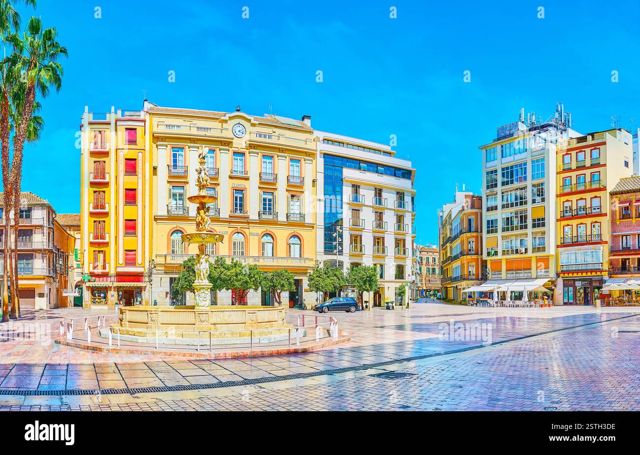 MALAGA, Spagna - 26 settembre 2019: Piazza Costituzione vanta edifici storici in stile classico, molte caffetterie turistici, negozi di moda e marmo Ge Foto Stock