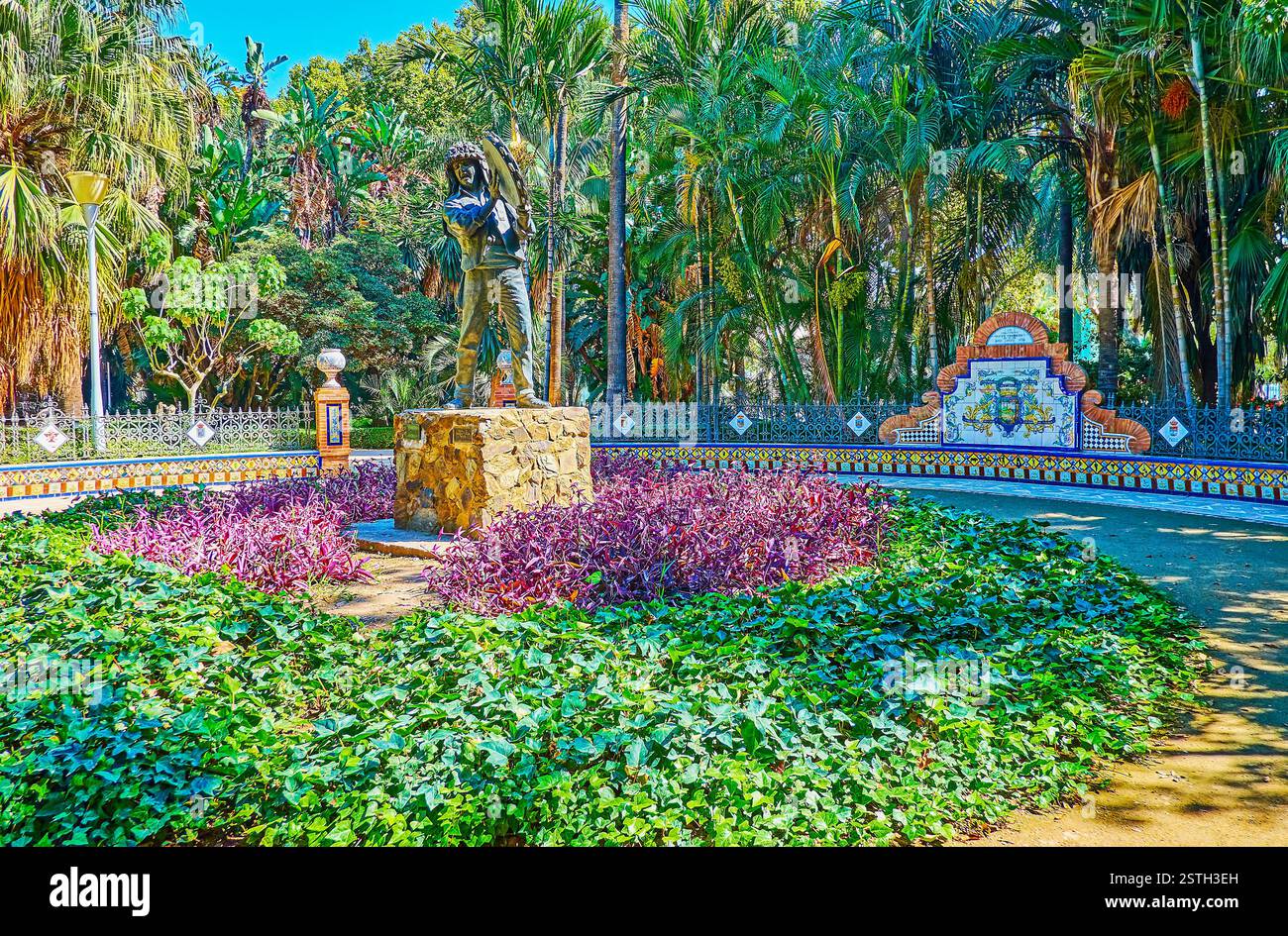 Il parco di Malaga è decorato con un cortile in stile andaluso contenente il monumento del cantante e musicista del festival Verdiales, chiamato Fiestero, Malaga, Spagna Foto Stock