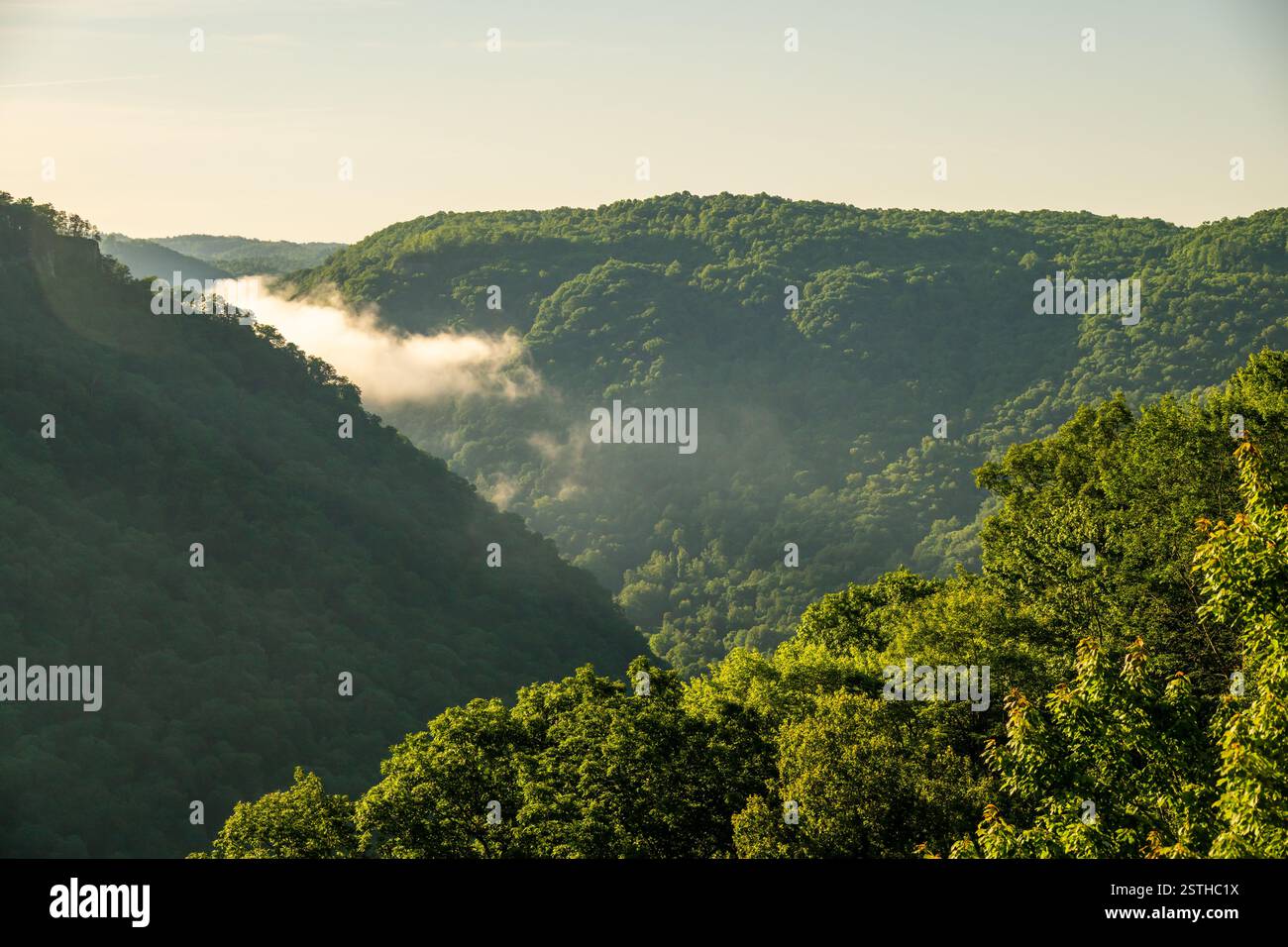 Le basse nuvole si snodano intorno alle montagne sopra il New River Gorge National Park Foto Stock