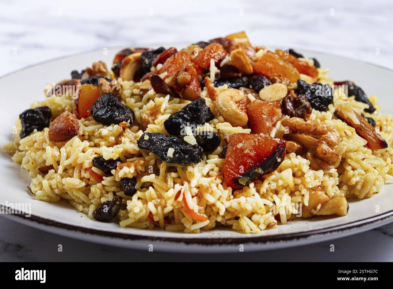 Piatto di riso, con l'aggiunta di frutta secca, noci e spezie della cucina mediorientale, fatto in casa, nessuno Foto Stock
