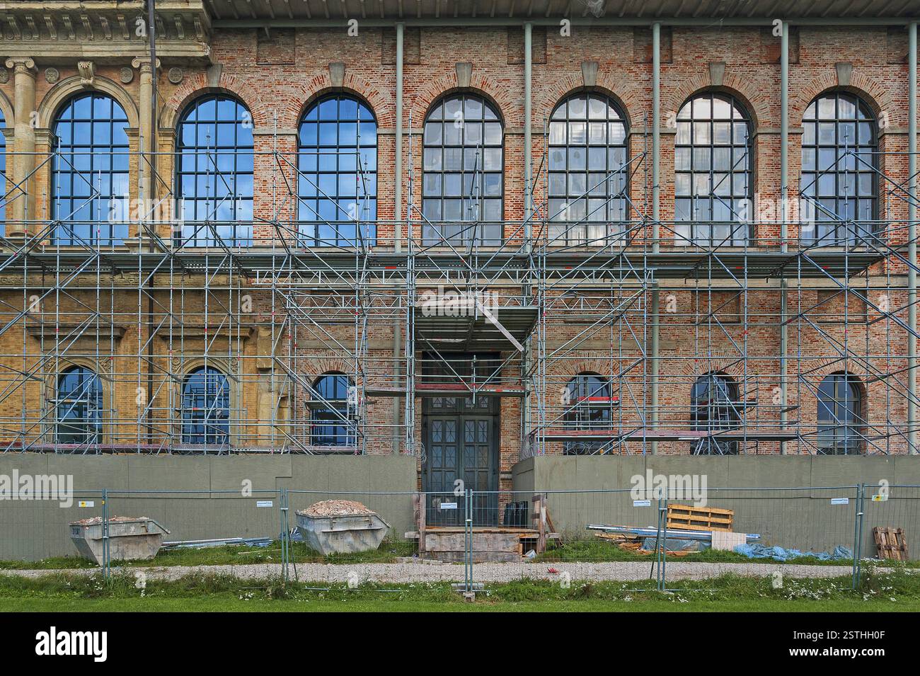 Alte Pinakothek, facciata in mattoni con impalcatura, Kunstareal, Monaco di Baviera, Germania, Europa Foto Stock