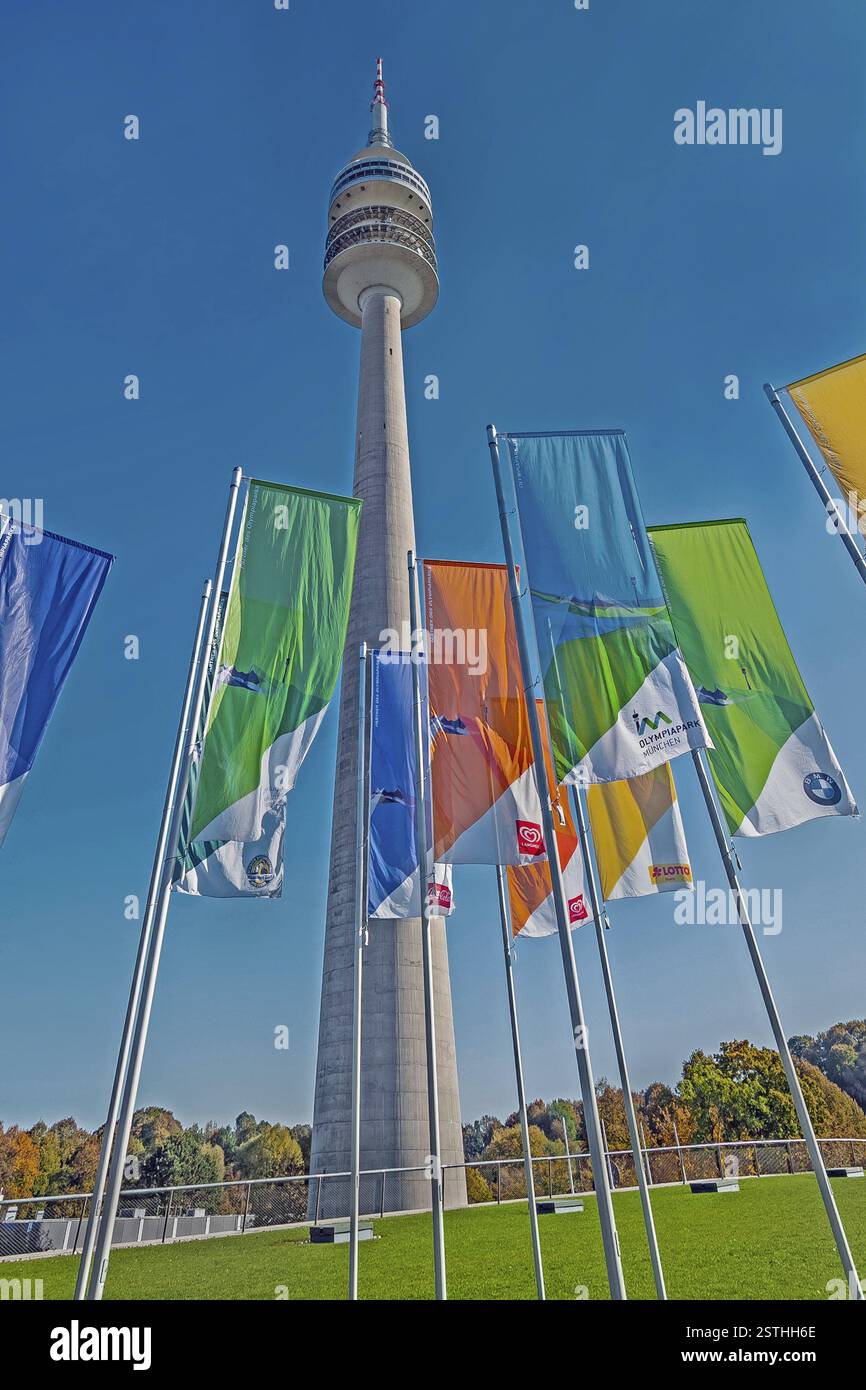 Torre della televisione con bandiere, Parco Olimpico, Monaco di Baviera, alta Baviera, Baviera, Germania, Europa Foto Stock