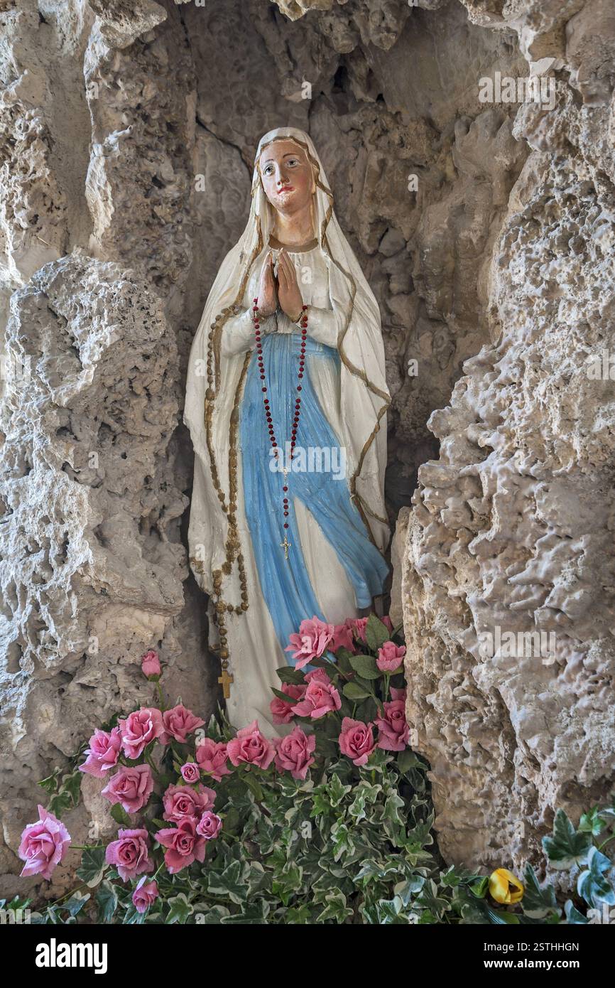 Grotta e Madonna con decorazioni floreali nella chiesa del cimitero HL. Blut a Fischbachau, alta Baviera, Baviera, Germania, Europa Foto Stock