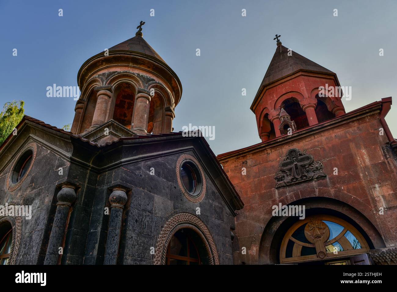 Cappella-tomba di Sant'Anania, costruita sulle reliquie dell'apostolo Sant'Anania, conosciuta fin dal IX secolo circa, ora parte del Surb Zoravor a Erevan, Armeniaa Foto Stock