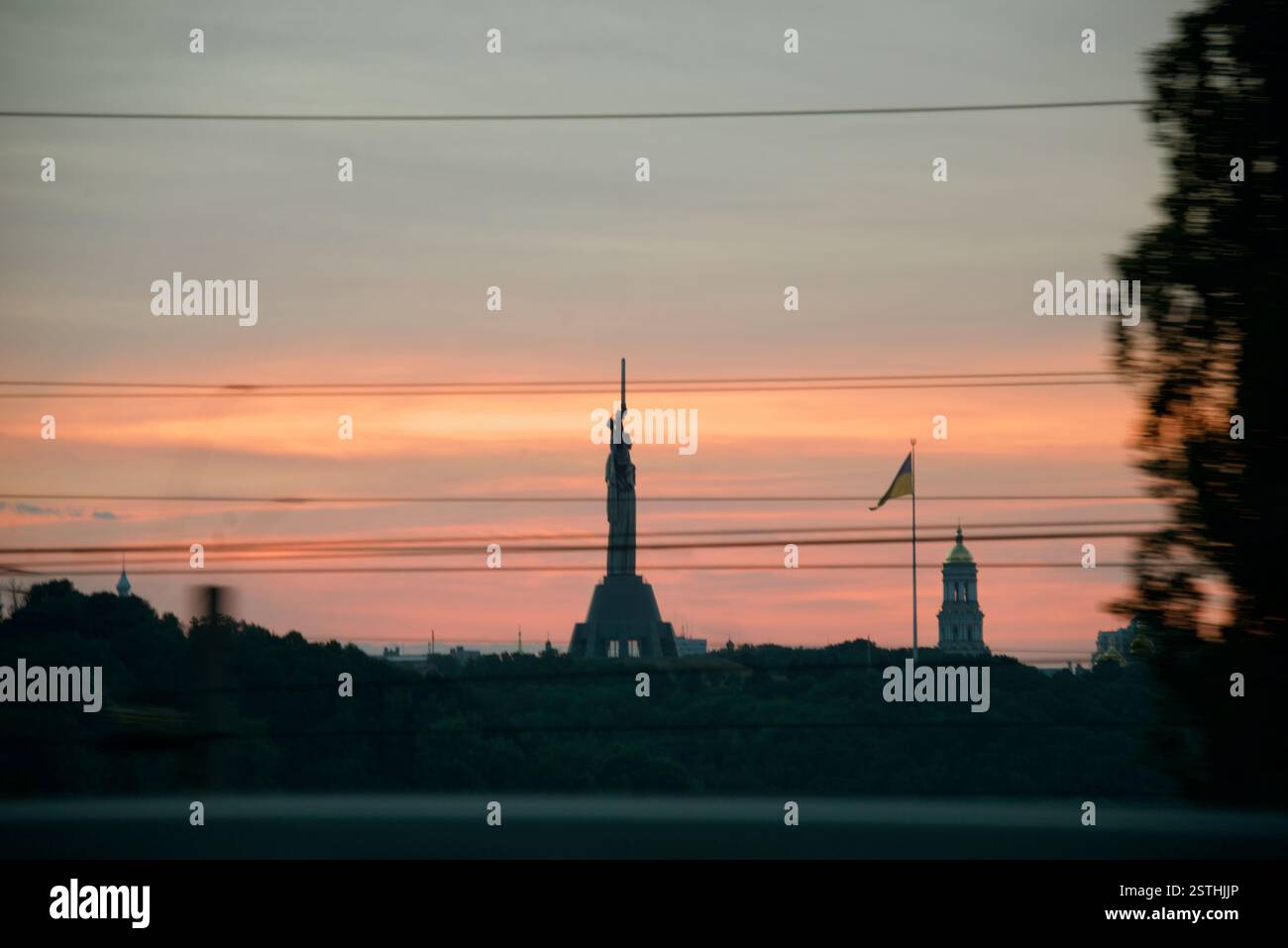 La foto mostra il monumento della madre Ucraina a Kiev al tramonto del 12 giugno 2022. Foto Stock