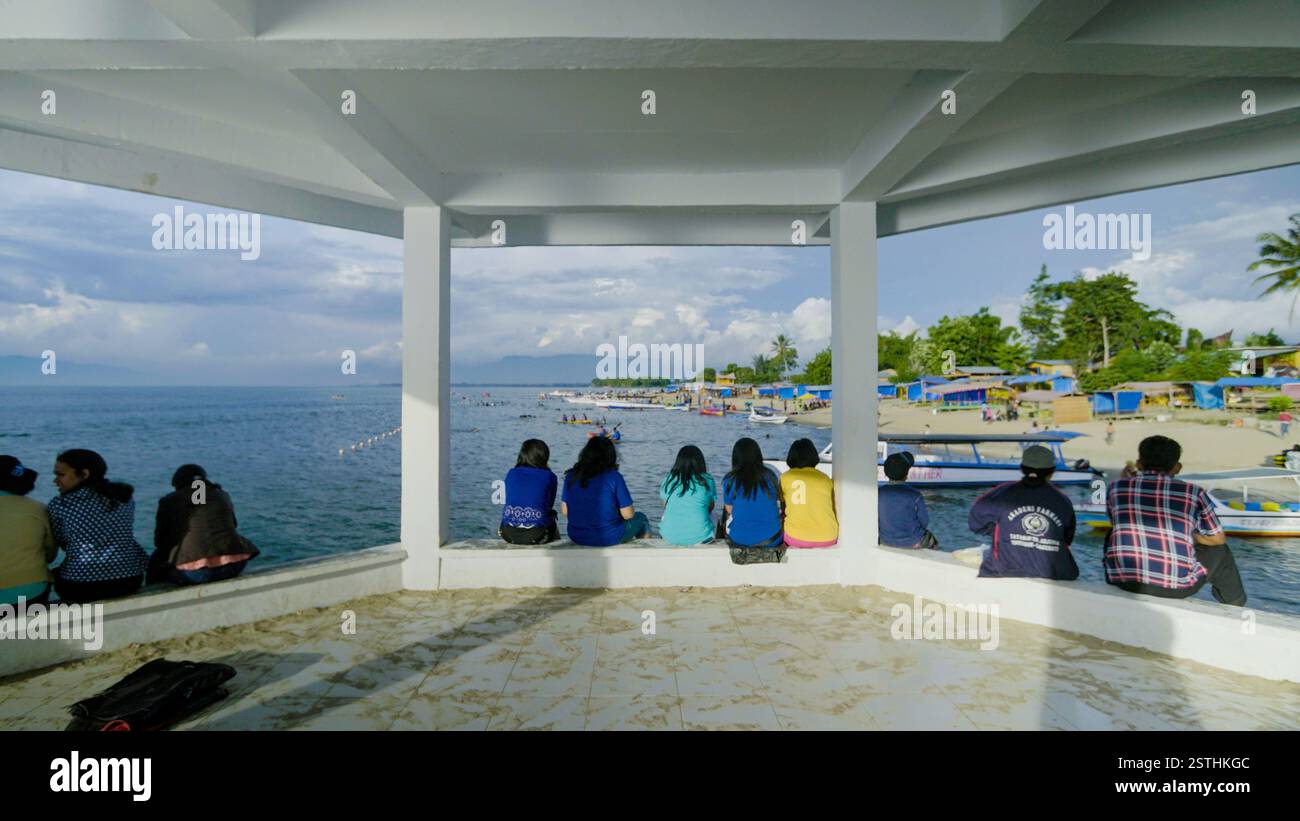 2017 maggio 25. North Sumatra IDN - Una splendida atmosfera da spiaggia alla Lumban Gaol nella parte settentrionale di Sumatra con persone che godono della vista da una struttura che si affaccia Foto Stock