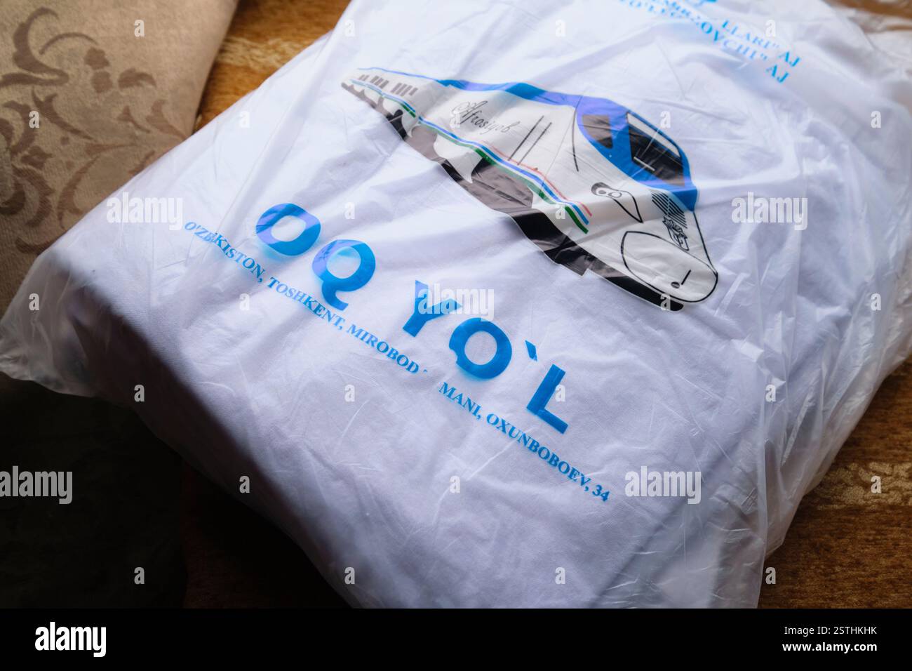 Una confezione di plastica contenente fogli, asciugamani, coperta per l'uso in un vano vagone letto per treni. A Samarcanda, Uzbekistan. Foto Stock