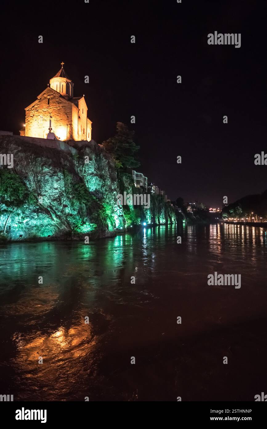 Vista serale di Tbilisi e fiume Kura al crepuscolo Foto Stock